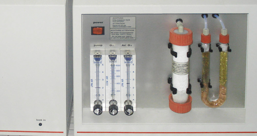 Display der Messgeräte zur Kohlenstoffanalyse während des Entstehungsprozesses der Diamantbestattung Schritt 1