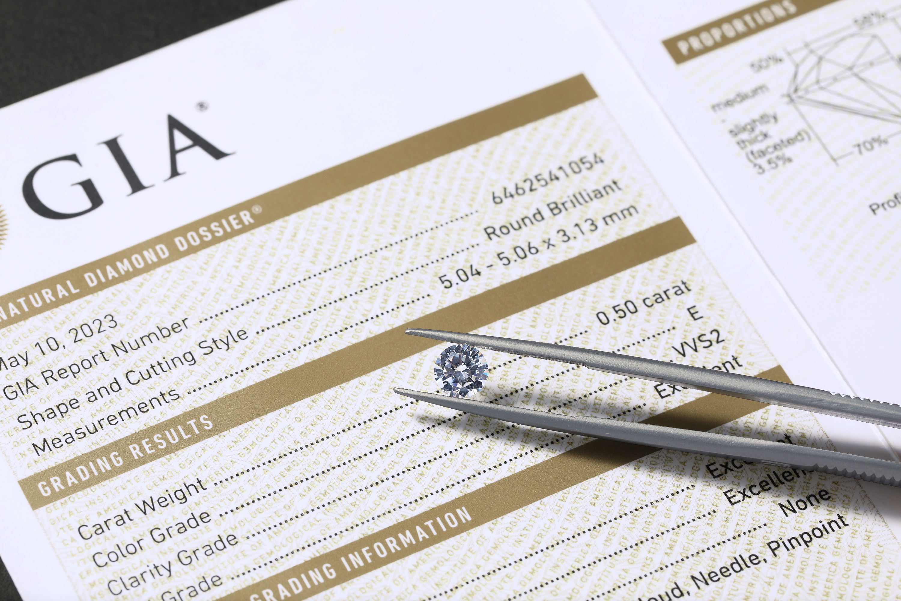 Die Ursprungsfarbe der LONITÉ Diamantbestattung aus Asche ist bernsteingelb